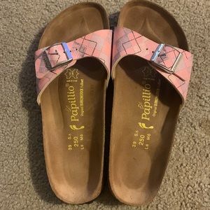 Papillio Birkenstock 1 strap sandal. Gently used condition. Size 39 reg width.